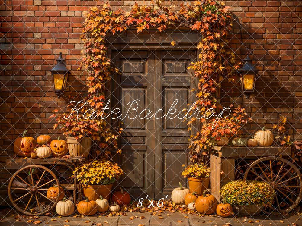 Otoño de Halloween con hojas de arce marrones en un fondo de puerta de madera diseñado por Emetselch