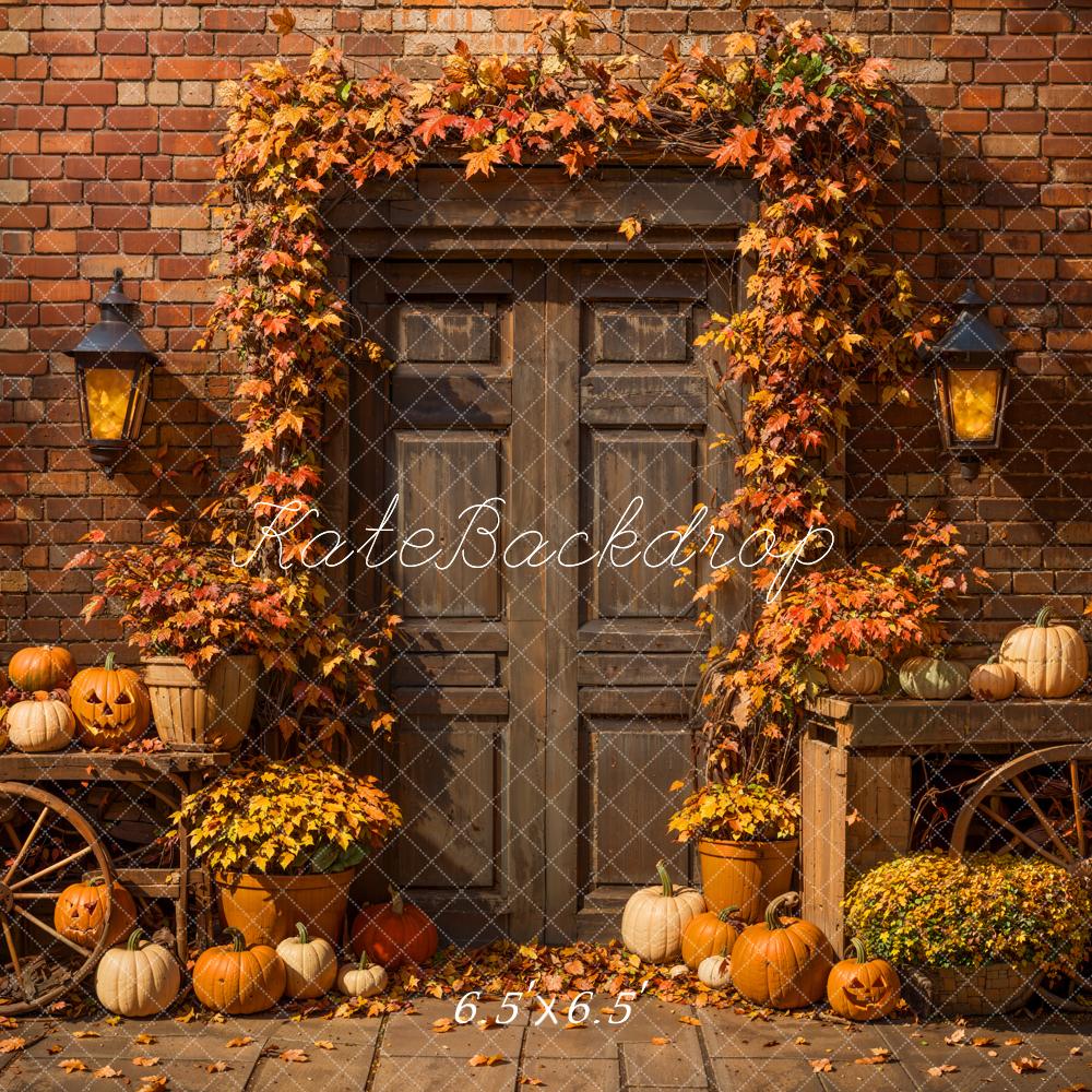 Otoño de Halloween con hojas de arce marrones en un fondo de puerta de madera diseñado por Emetselch