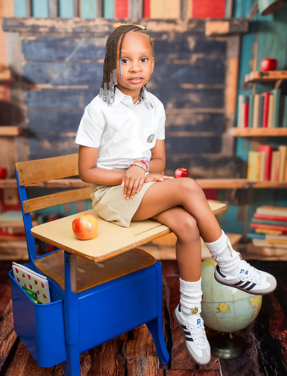 Librería de Regreso a Clases Tablón de Madera Marrón Oscuro Diseñado por Emetselch