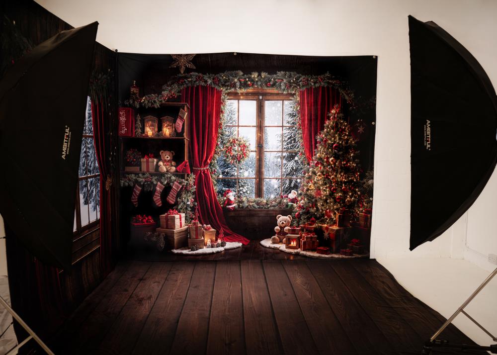 Cortina Roja de Navidad con Marco Marrón Oscuro para Ventana - Diseñado por.