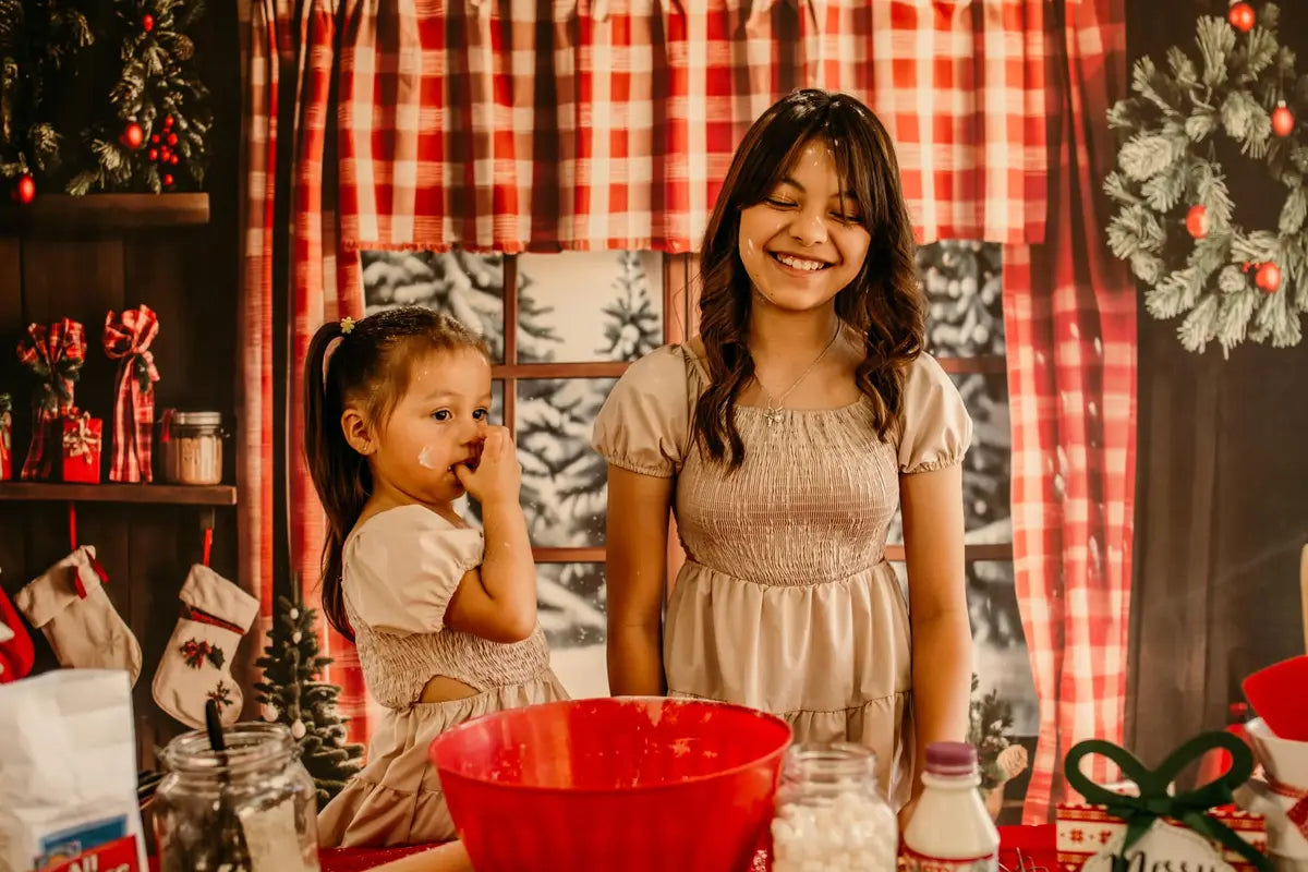 Cortinas de ventana de cuadros rojos navideños diseñadas por Emetselch