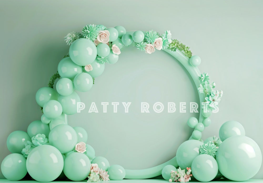 Fondo de pastel de smash de menta con arco de globos diseñado por Patty Robert