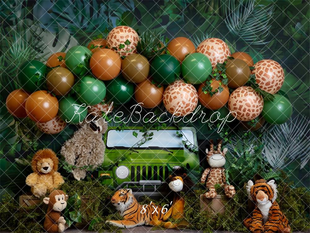 Fondo de pastel de aplastamiento de safari en la jungla con arco de globos verdes Diseñado por Megan Leigh Photography