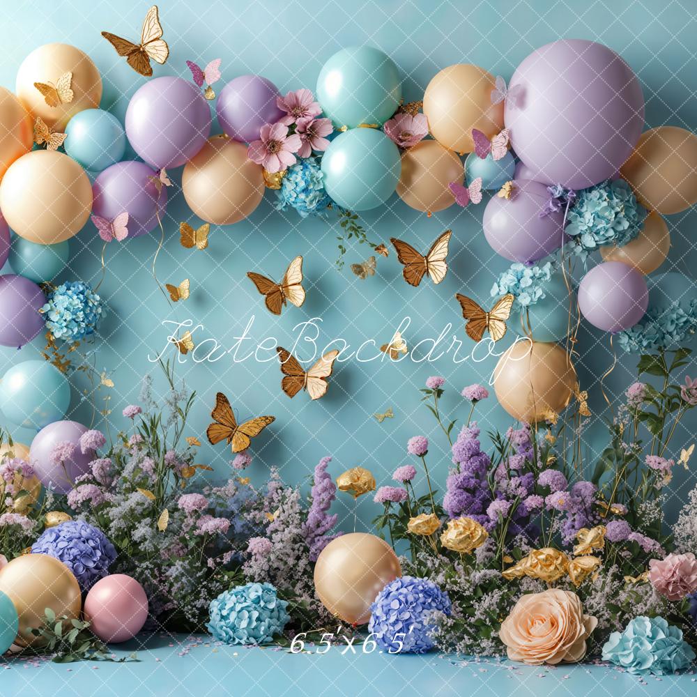 Fondo de globos florales de mariposa para el aplastamiento de pastel