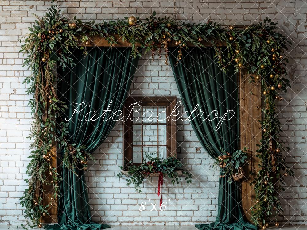 Cortina verde de Navidad marrón para ventana blanca fondo de pared de ladrillo - Diseñado por Chain Photography