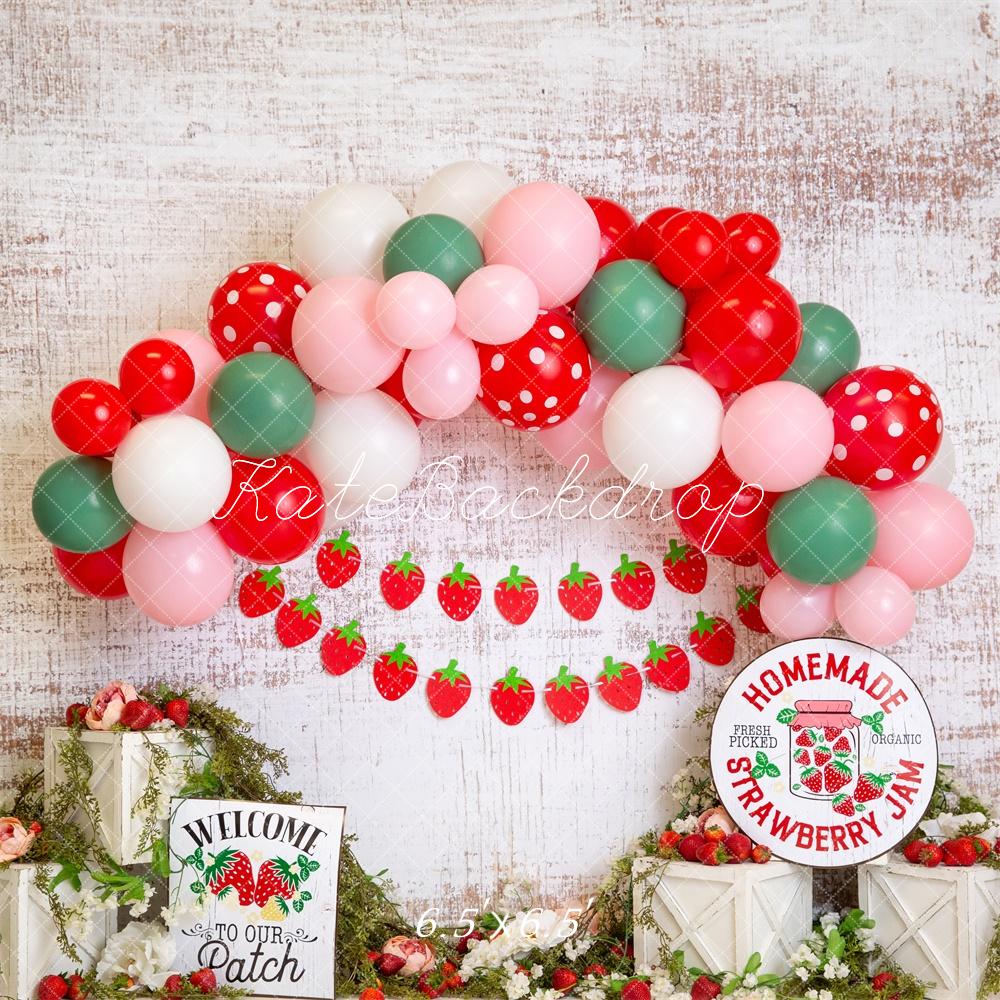 Fondo de pastel de smash de fresa con arco de globos rojos diseñado por Megan Leigh Photography