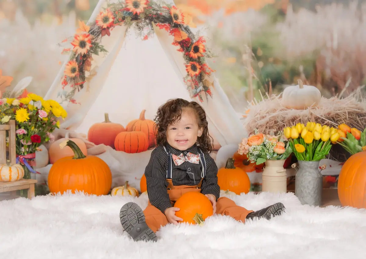 Fall White Teepee Decorated With Pumpkins Foto Achtergrond Designed by Patty Robert