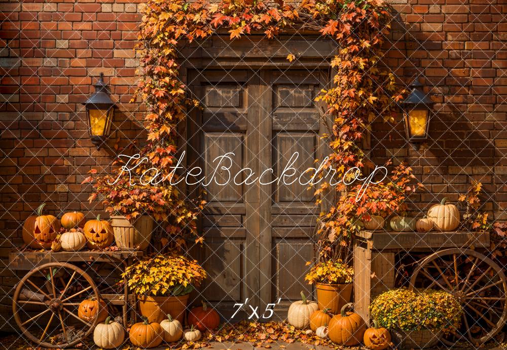 Otoño de Halloween con hojas de arce marrones en un fondo de puerta de madera diseñado por Emetselch