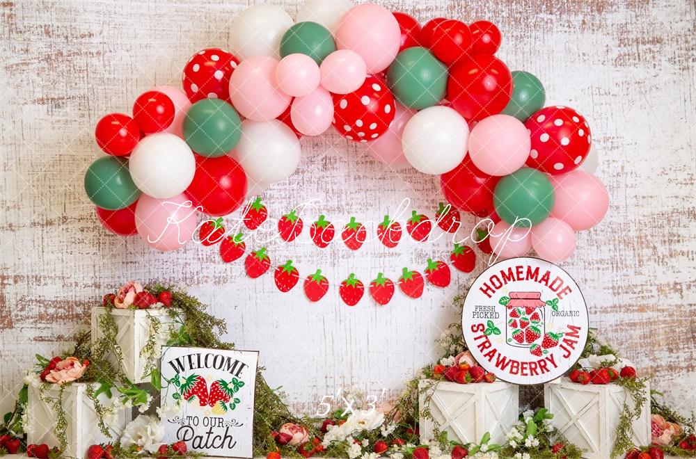 Fondo de pastel de smash de fresa con arco de globos rojos diseñado por Megan Leigh Photography