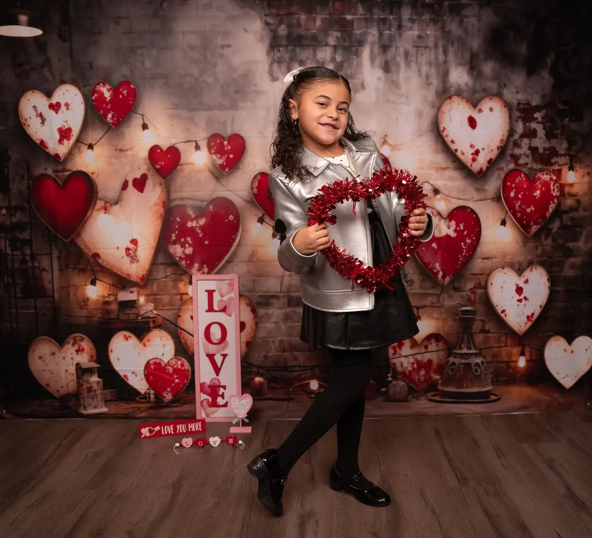 Valentijnsdag industrieel gevoel retro lamp muur liefde achtergrond ontworpen door Emetselch