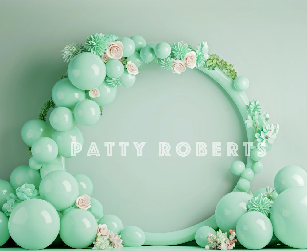 Fondo de pastel de smash de menta con arco de globos diseñado por Patty Robert