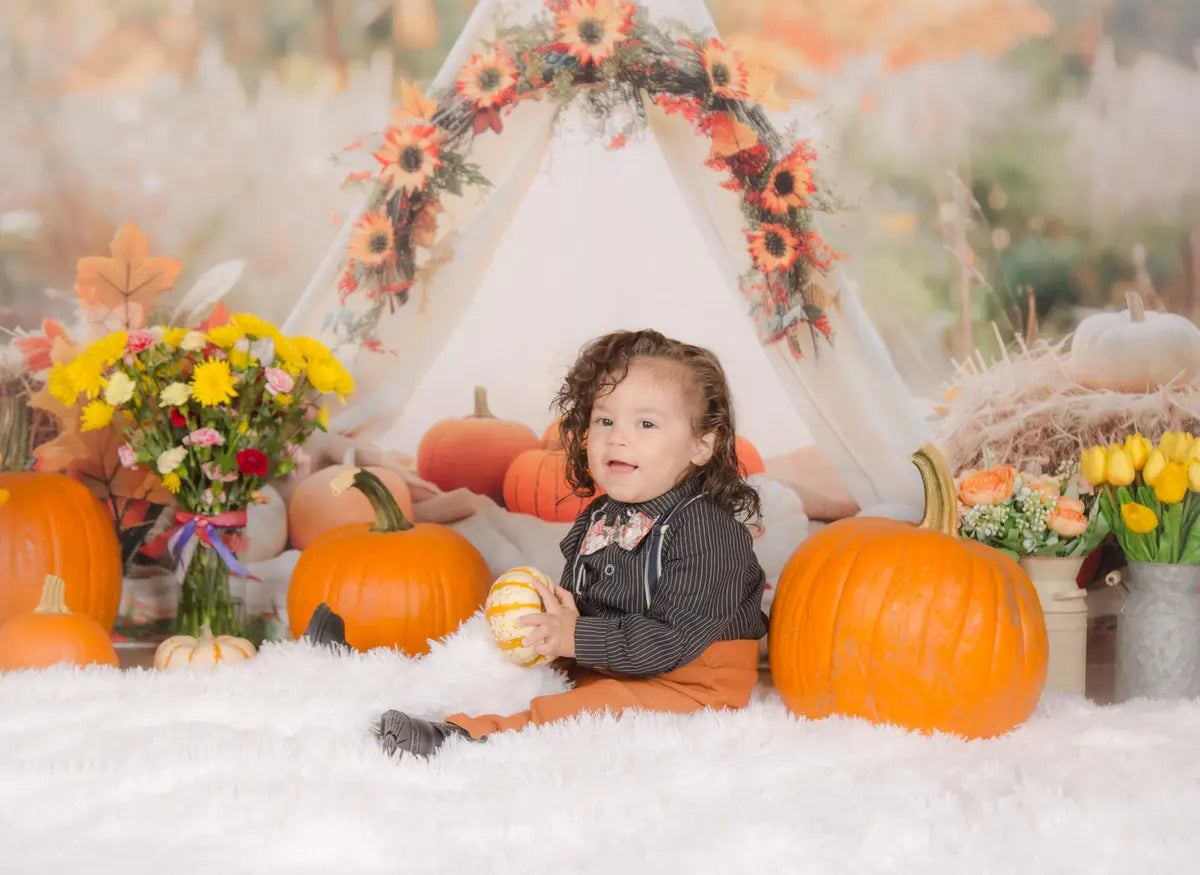 Fall White Teepee Decorated With Pumpkins Foto Achtergrond Designed by Patty Robert