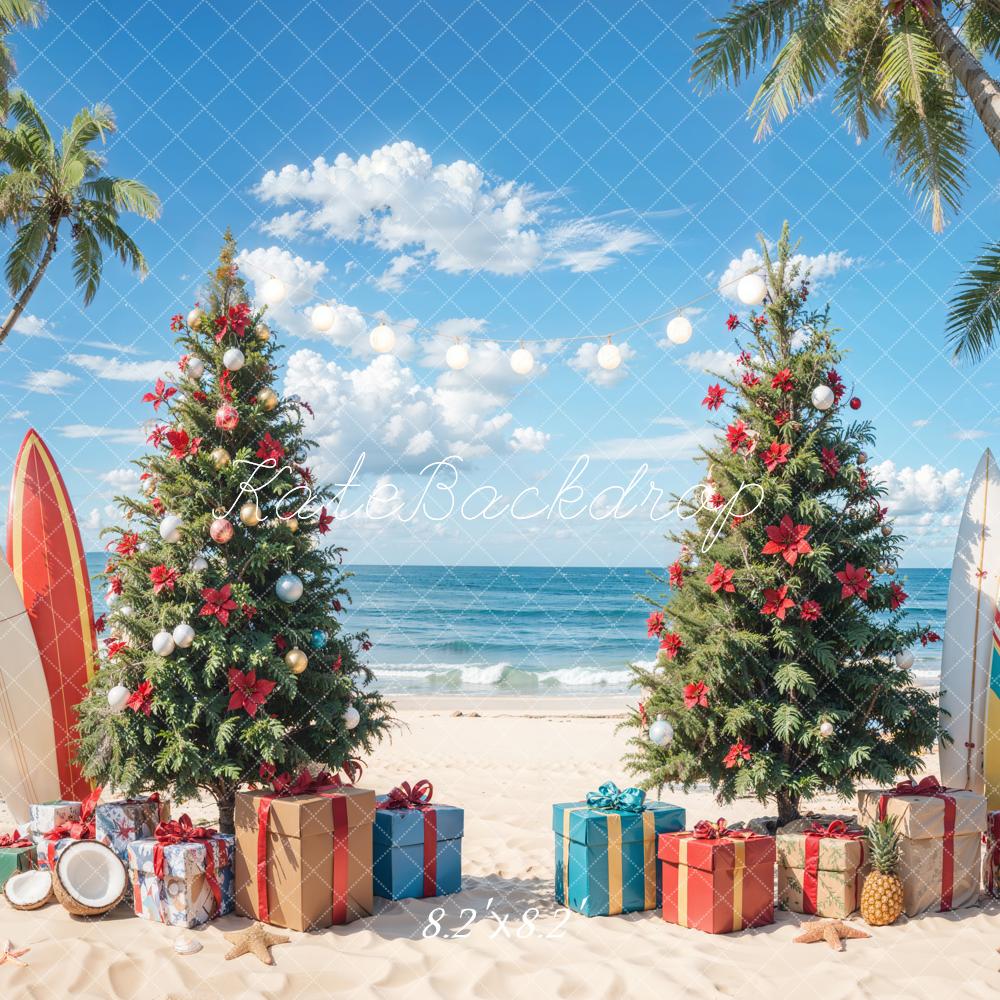 Albero di Natale sulla spiaggia con sfondo di surf da Emetselch