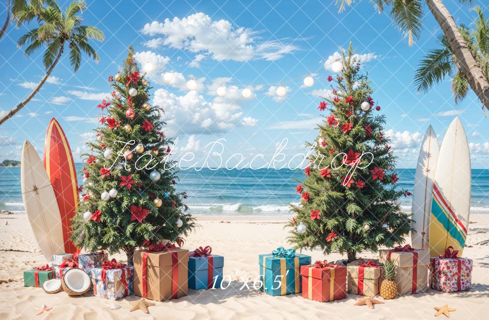 Albero di Natale sulla spiaggia con sfondo di surf da Emetselch