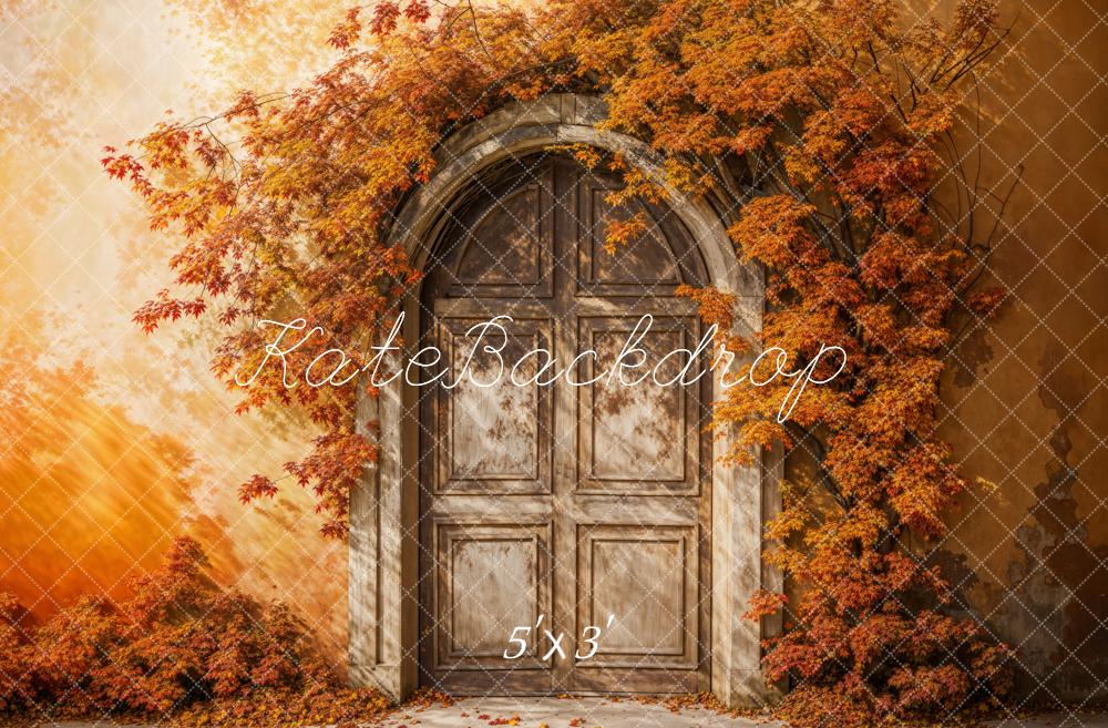 Fondo de puerta arqueada blanca de hoja de arce en otoño diseñado por Emetselch