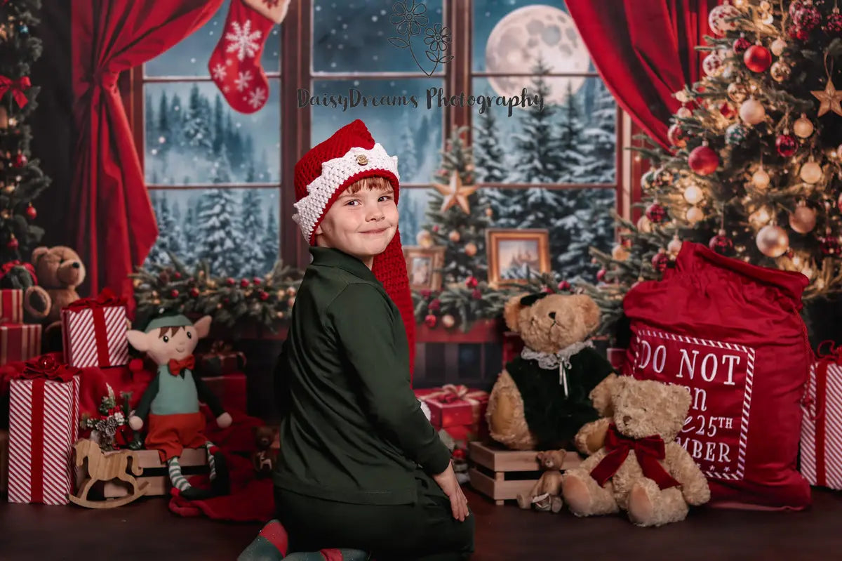 Kerst Teddybeer met rode gordijn en zwart omrand raamachtergrond ontworpen door Emetselch