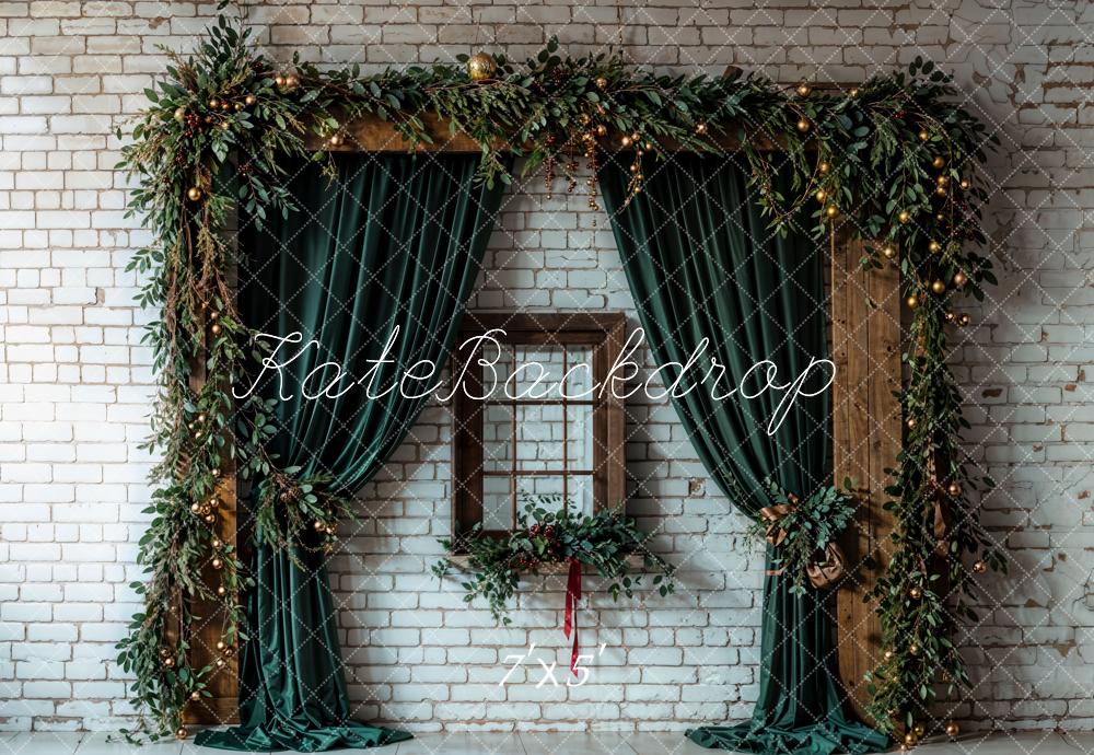 Cortina verde de Navidad marrón para ventana blanca fondo de pared de ladrillo - Diseñado por Chain Photography