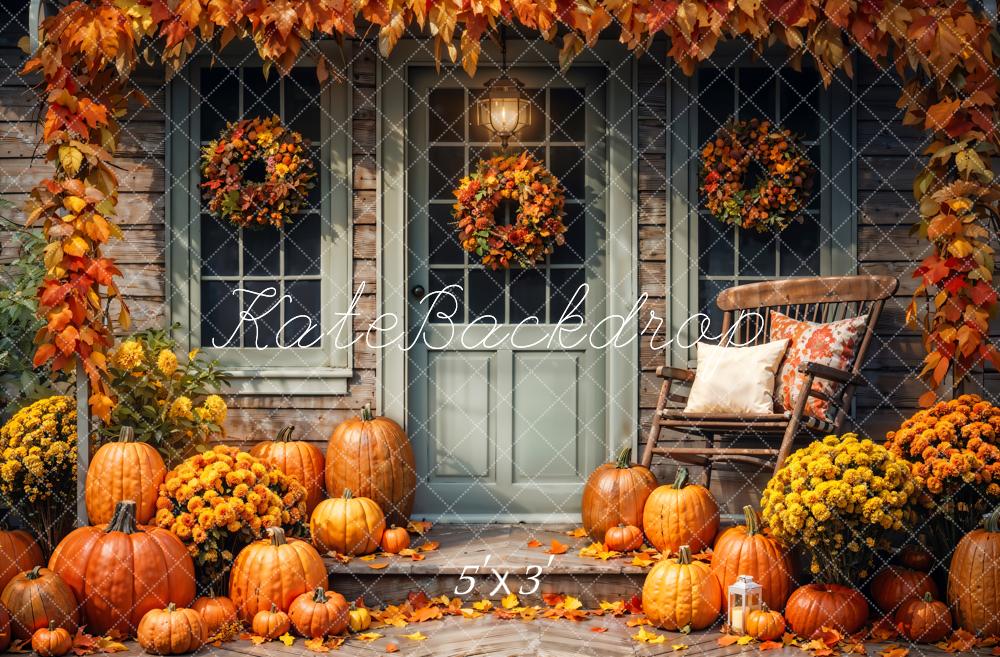 Fondo de Casa de Madera Verde en el Patio de Otoño con Calabazas Diseñado por Chain Photography