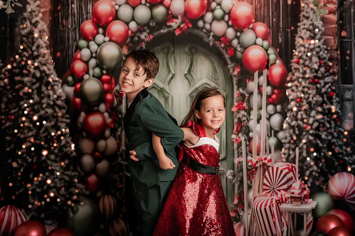 Arco de globos festivo de Navidad para puerta verde y fondo para fotografía