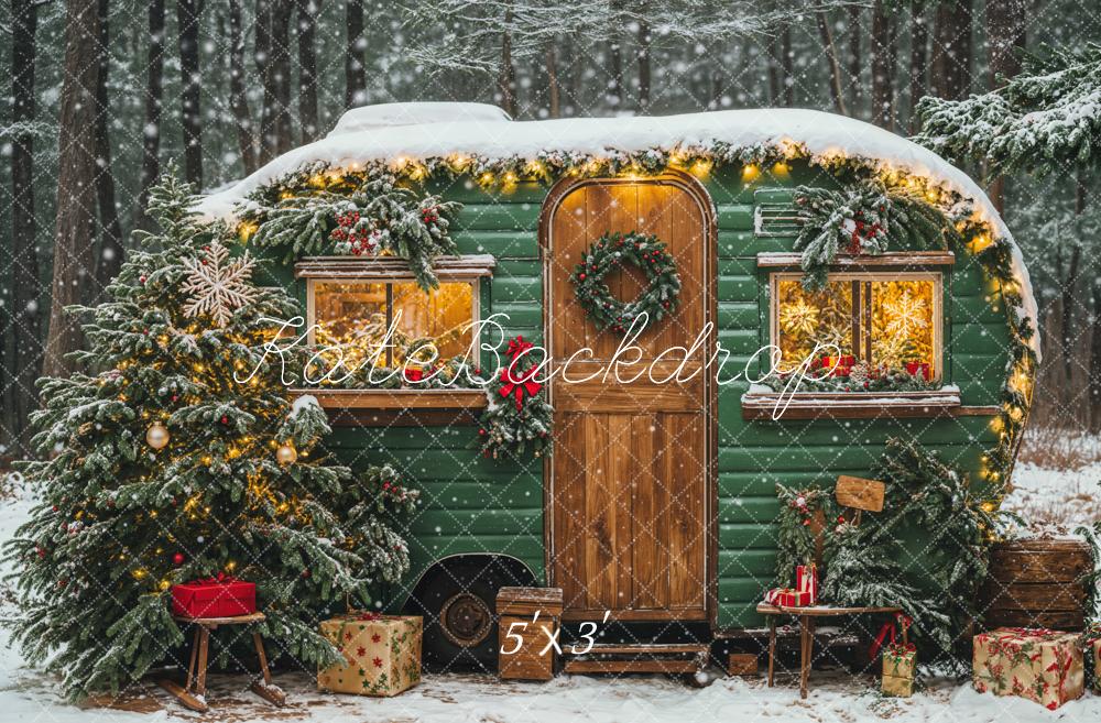 Kerstgroen Campings auto met Sneeuwboom Foto Achtergrond Designed by Emetselch