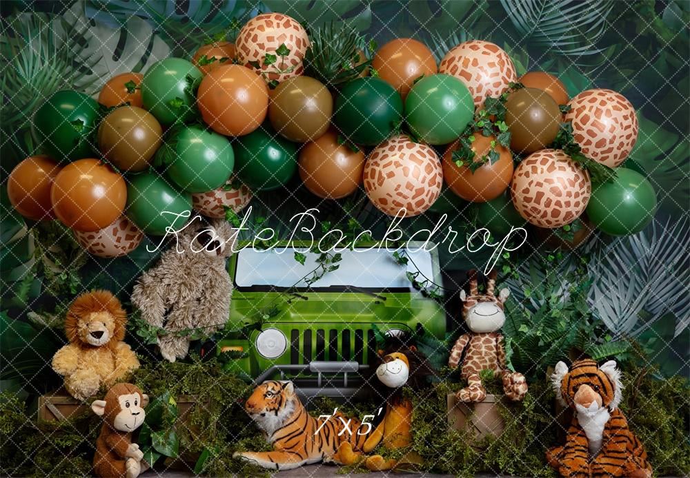 Fondo de pastel de aplastamiento de safari en la jungla con arco de globos verdes Diseñado por Megan Leigh Photography