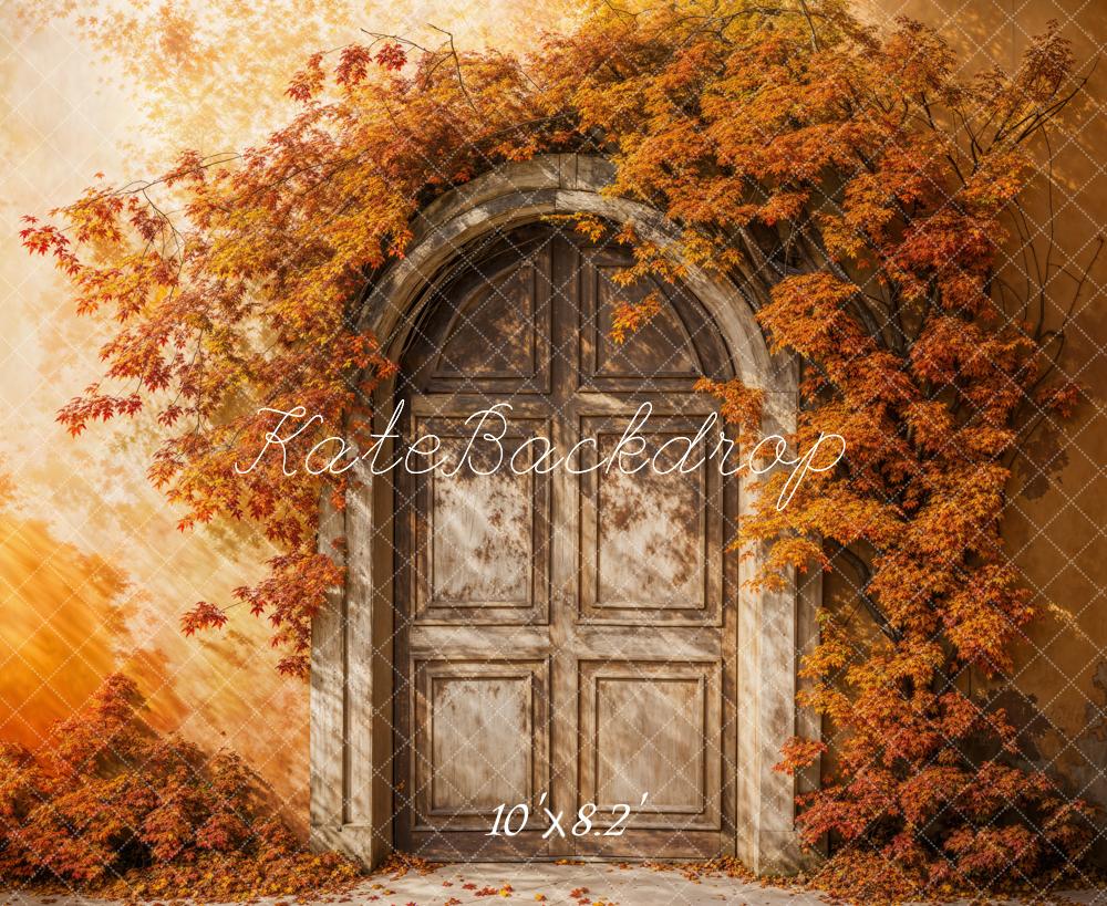 Fondo de puerta arqueada blanca de hoja de arce en otoño diseñado por Emetselch