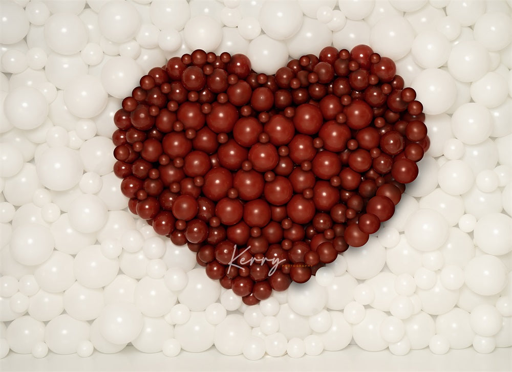 Sfondo a parete con palloncino rosso a forma di cuore per fotografia, progettato da Kerry Anderson.