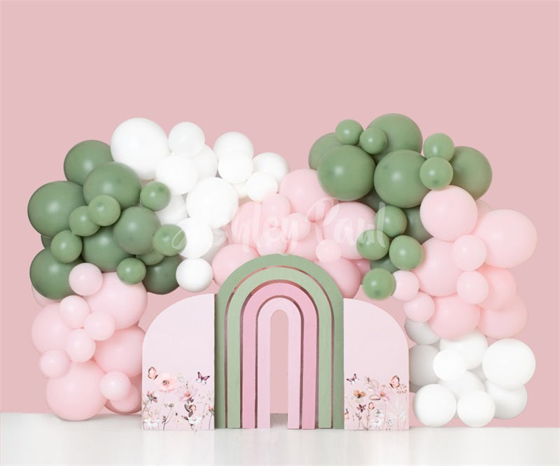Arco di palloncini rosa per compleanno, sfondo progettato da Ashley Paul