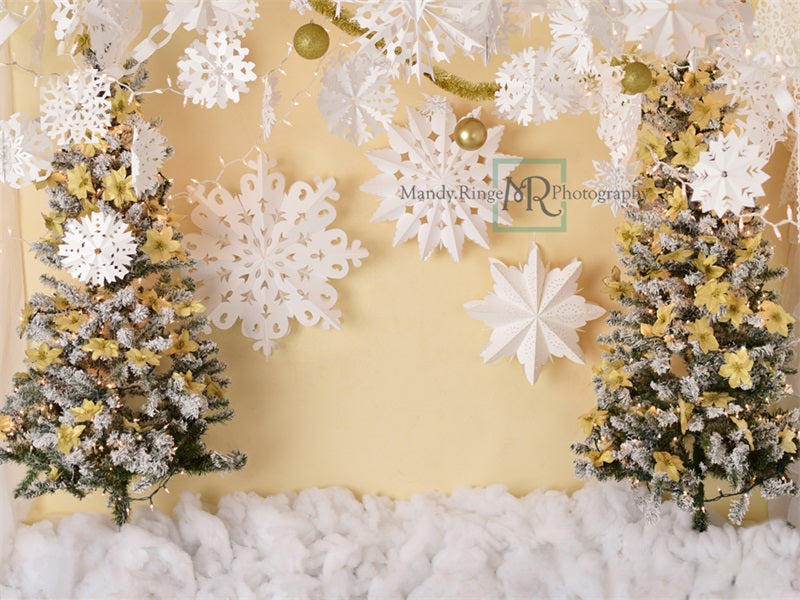 Gouden en wit papieren sneeuwvlok kerstachtergrond ontworpen door Mandy Ringe Photography.