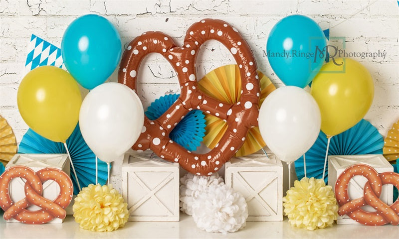 Decoraciones y telón de fondo del Oktoberfest de pretzels y globos diseñados por Mandy Ringe Fotografía