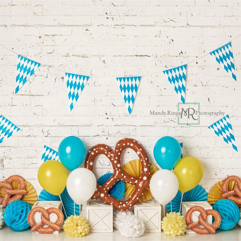 Decoraciones y telón de fondo del Oktoberfest de pretzels y globos diseñados por Mandy Ringe Fotografía