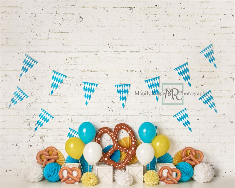 Decoraciones y telón de fondo del Oktoberfest de pretzels y globos diseñados por Mandy Ringe Fotografía