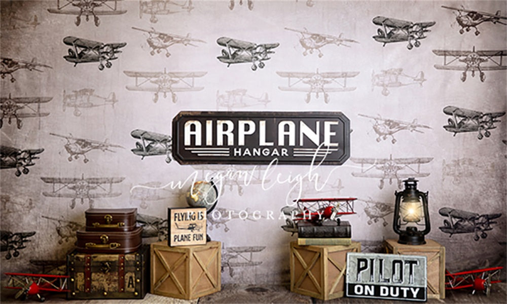 Vliegtuighangarachtergrond voor fotografie ontworpen door Megan Leigh Photography